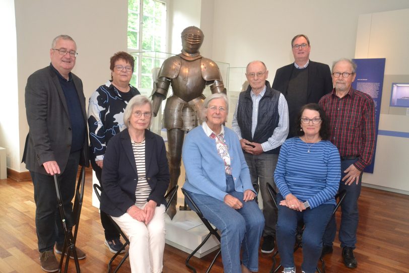 Dirk Melches vom Möbelhaus Zurbrüggen überbrachte für das Emschertal-Museum 20 Museumsstühle. Mitglieder des Fördervereins „Freunde des Emschertal-Museums“ nahmen sie in Empfang.