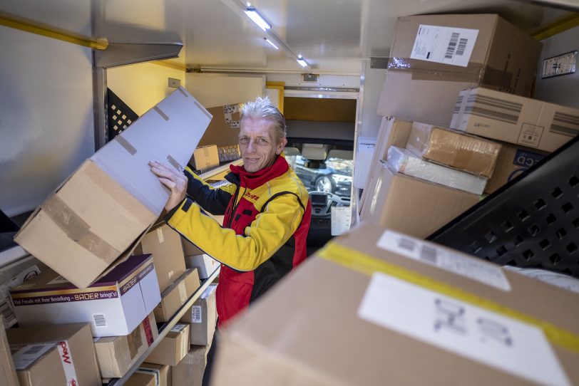Ab zum Kunden: Paketzusteller Oliver Krauth startete direkt nach dem Pressetermin zu seinen Kunden in Wanne-Eickel.