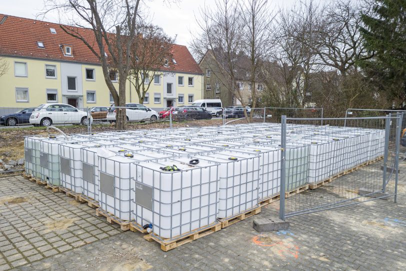 Der Parkplatz des EvK Eickel, wo 60 sog. ICB-Container gelagert wurden. Sie dienen mit 1000 Liter Wasser gefüllt als mobile Schutzwall vor den Auswirkungen einer möglichen Detonation an der Entschärfungsstelle.