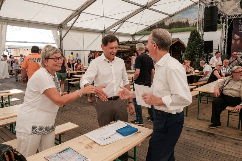 Die Eröffnung der 583.Cranger Kirmes fand bei sengender Hitze im Festzelt - Glück auf Crange - am Freitag (3.8.2018) statt. halloherne-Fotograf Robert Freise hat sich unter den Teilnehmern umgeschaut und diese Fotos mitgebracht.