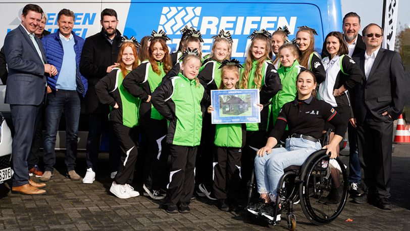 Die BTC-Cheerleader mit Bürgermeister Rajko Kravanja (li.) und Thorsten Kinhöfer (2.vli.) und Olympiasiegerin Kristina Vogel (vorne).