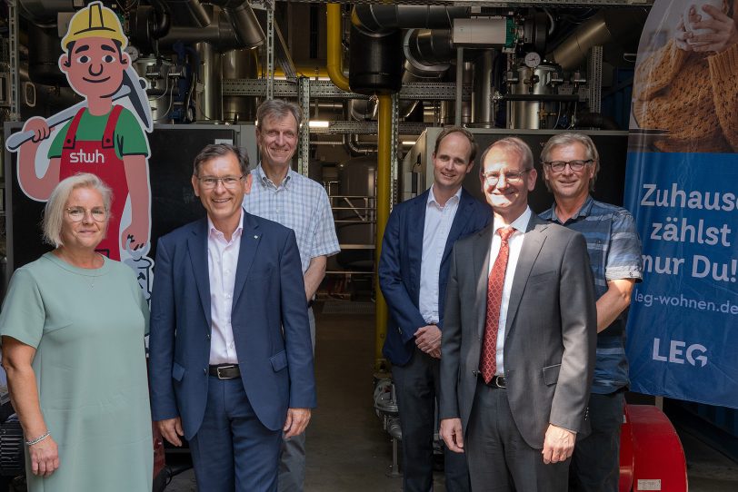Freuen sich über den Fernwärmeausbau: Andrea Hill, Dr. Frank Dudda, Ulrich Koch, Joachim Ditzen, Lars von Lackum und Andreas Krause beim Besuch des Blockheizkraftwerks Zechenring.