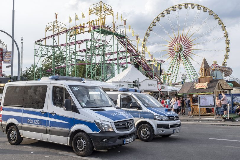 Polizei auf dem Kirmesplatz.