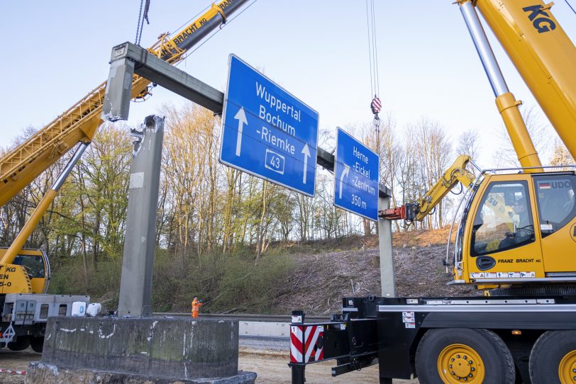 Die erste Schilderbrücke am Kranhaken.