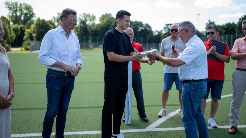 Das Stadion des Vereins Sportfreunde Wanne Eickel 04/12 bekam am Sonntag (11.08.2024) einen neuen Namen und heißt jetzt Elektro Sprick-Energiewende-Stadion.