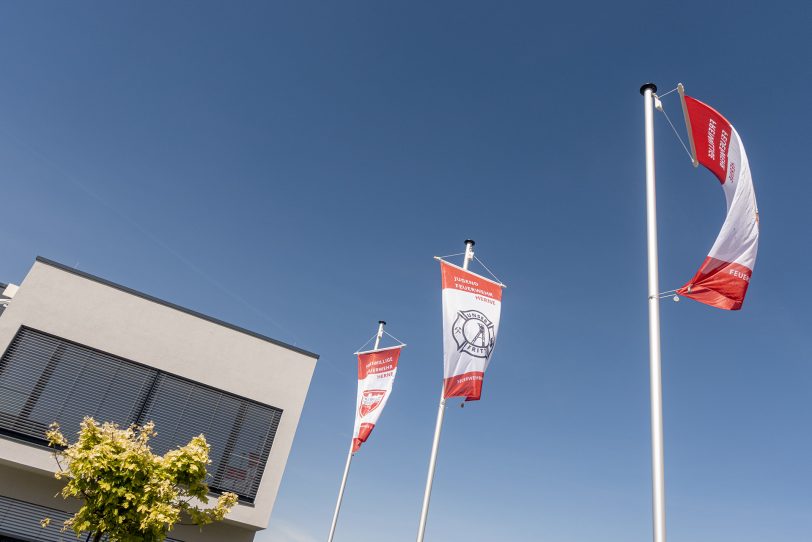 Beförderungen und Ehrungen der Freiwilligen Feuerwehr in Herne (NW), am Samstag (19.06.2021). Aufgrund der Corona-Pandemie fanden diese nicht im Rahmen der jährlichen Hauptversammlung der Feuerwehr Herne statt, sondern in einer Open Air-Veranstaltung am Feuerwehrhaus-Mitte in der Koniner Straße in Holsterhausen statt.
