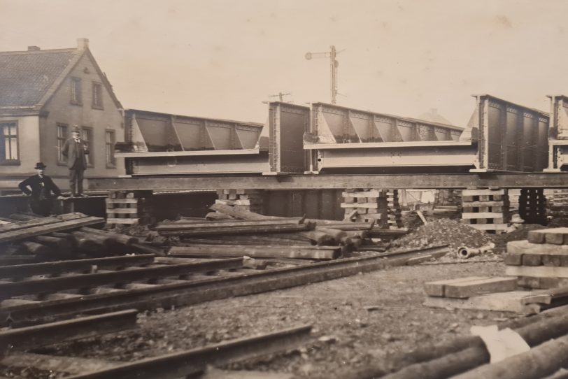 Historische Aufnahme zum Umbau des Bahnhofs 1913 und 1917: Anhebung der Gleise.