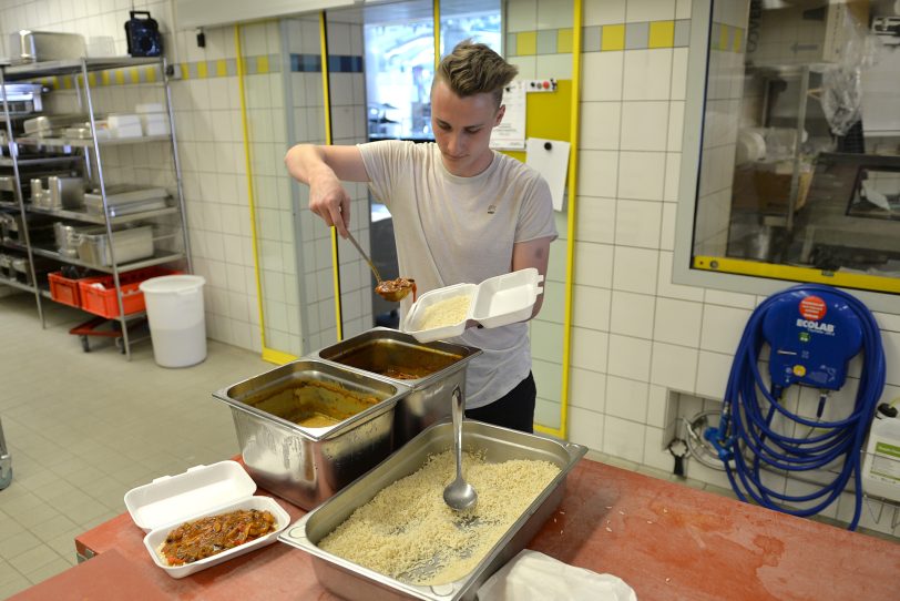 Christopher Barzt von RMC Ruhr Mobile Catering füllt die 