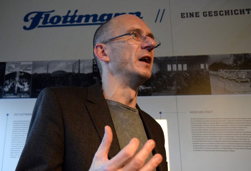 Ralf Piorr erläutert die neue Ausstellung nin den Flottmann-Hallen.