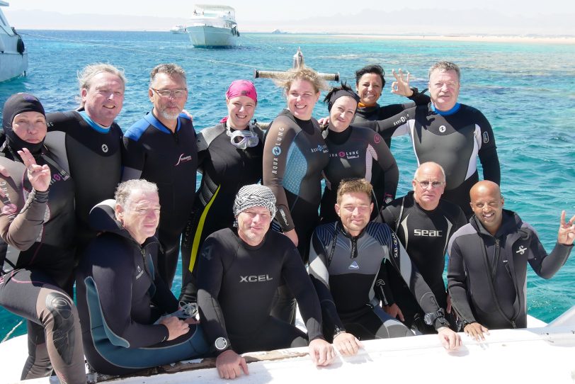 v.l. Petra und Thomas Fingerhut, Martin Schweika, Leonie Sommer, Dr. Christina Kirn, Emma Fingerhut, Jessica Kerzel, Helmut Sczepan. v.l.u. Heinz Franz, Wolfgang Rothe, Jan Krüger, Hartmut Zywietz und der arabische Tauchbegleiter- Adele.