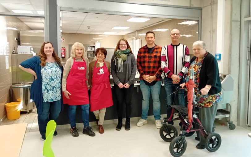 Freuen sich über die Spende der Kolpingsfamilie Herne-Sodingen an die BrotZeit der Max-Wiethoff-Schule: (v.li.) Viktoria Rinke (Förderverein Max-Wiethoff-Schule), Petra Kuhn und Anna Groß (BrotZeit), Johanna Jahn, Sebastian Reinhardt (Schulleiter), Klaus Kleinhubbert und Maria-Luise Altmeyer (Kolpingsfamilie Herne-Sodingen).
