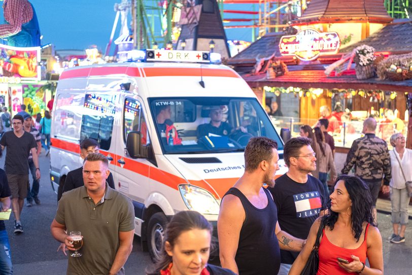 Ein Krankenwagen des DRK auf der Cranger Kirmes 2019.