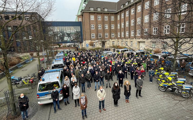 Schweigeminute vor dem Bochumer Polizeipräsidium für die in Rheinland-Pfalz im Dienst getöteten Kollegen.