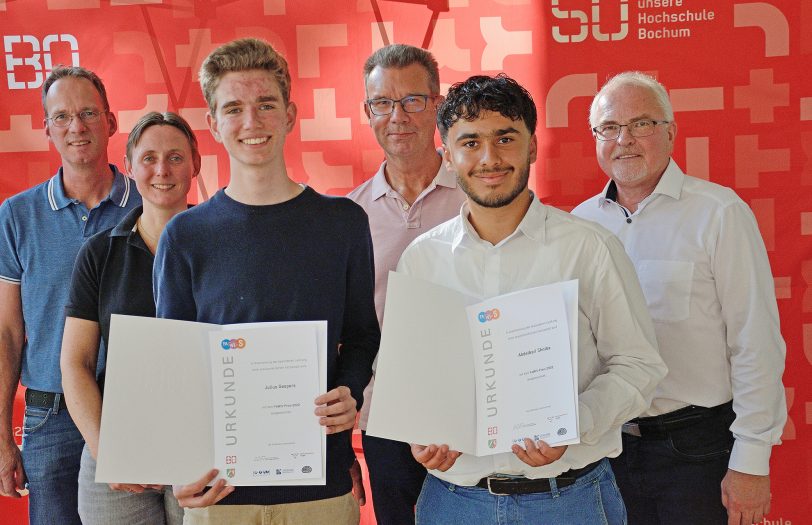 Hauptpreisträger des FaWiS-Preises 2022 sind Julian Gespers (3.v.l.) und Abdelbari Shniba (2.v.r.).