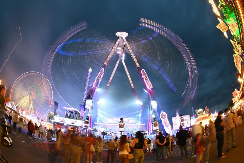 Hochfahrbetrieb Evolution Riesenrad Jupiter, Kettenkarussel Wellenflug Blick auf die Cranger Kirmes von der Rathausstraße aus. Im Bild Riesenrad Jupiter, Hochfahrbetrieb Evolution sowie der Turm vom Hochfahrbetrieb Hangover The Tower