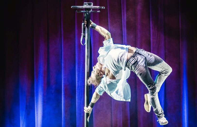 Ihor ist ein multitalentierter Artist und Bühnenperformer. Geboren in der Ukraine kam er im Alter von acht Jahren nach Berlin, wo er die Staatliche Artistenschule absolvierte. Er übt die unterschiedlichsten Akrobatikstile aus – von Handstand über Tricking bis hin zu Pole und Partnerakrobatik. Foto: Varieté et cetera