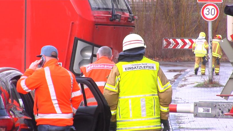 Unwetter über Herne: Sturm riss Fahrdraht der DB ab. Stromleitung musste geerdet werden.