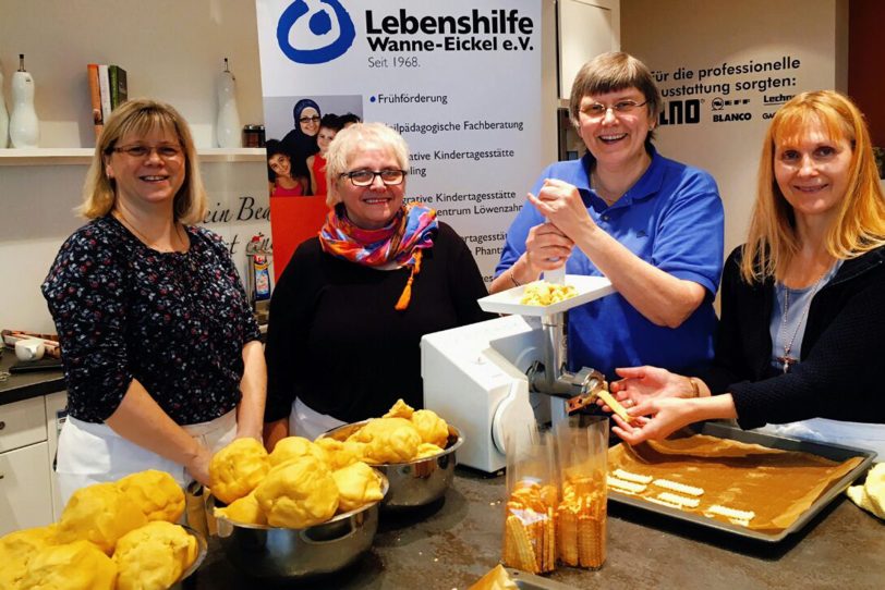 Frauen der Lebenshilfe backen bei Zurbrüggen.