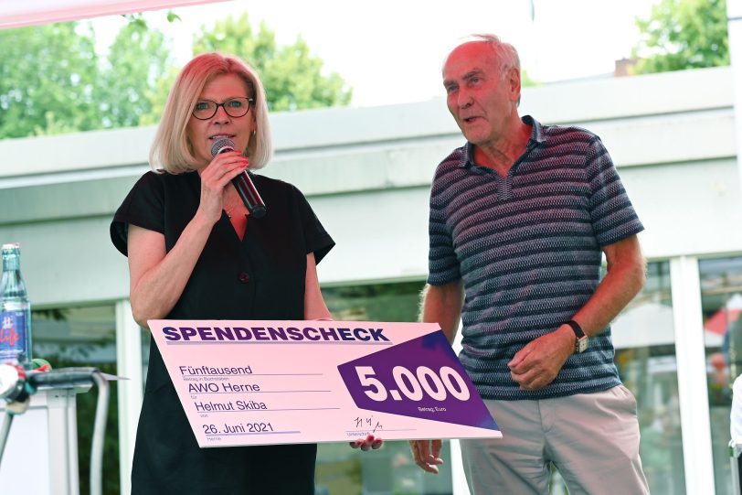 Helmut Skiba übergibt einen Spenden-Scheck über 5.000 Euro an Leiterin Heike Strauss.