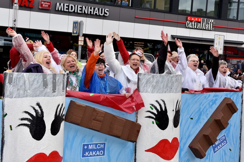 Der Rosenmontagszug am Robert-Brauner-Platz.
