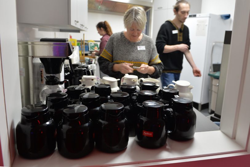 Der Kaffee und der Tee ist gekocht: Alles ist bereitet für CVJM-Feier für obdachlose und bedürftige Menschen im Ludwig-Steil-Forum.