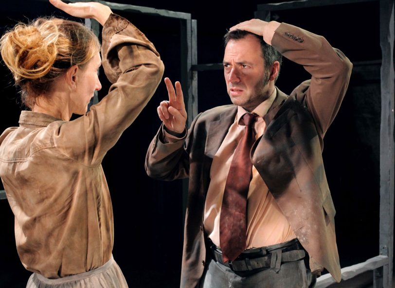 Die junge Clarisse (Monika Bujinski) lehrt Guy Montag (Michael Kamp) das selbständige Denken.