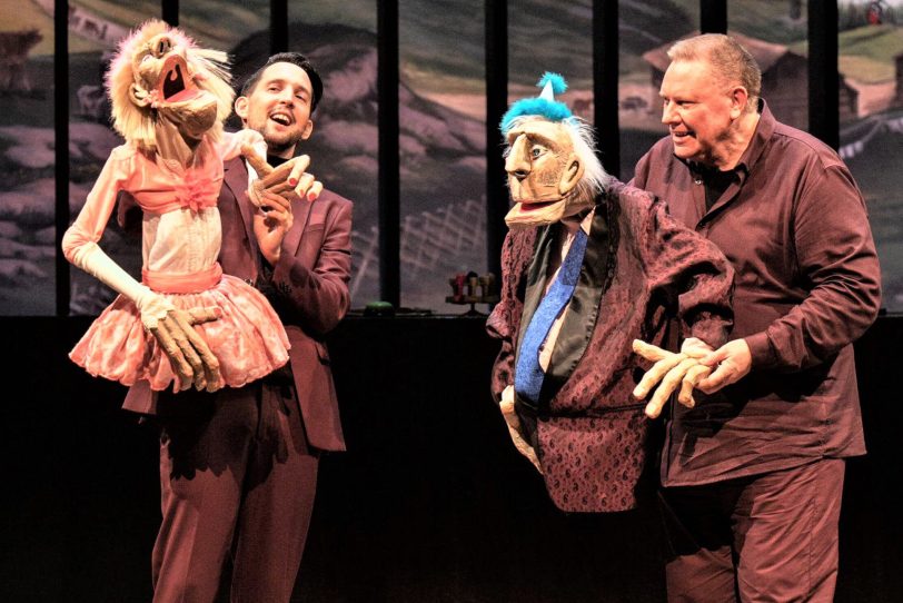 Nikolaus Habjan und Neville Tranter mit ihren Klappmaulpuppen in „The Hills are Alive“.
