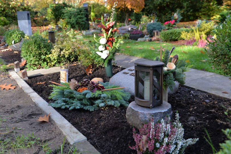 Grabschmuck auf dem Friedhof in Holsterhausen.