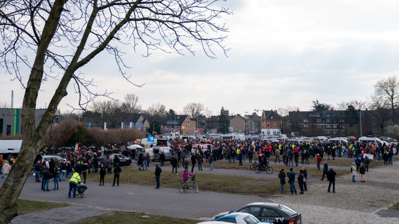 Am Cranger Kirmesplatz versammelten sich Anfang März die Teilnehmer des Demozugs.