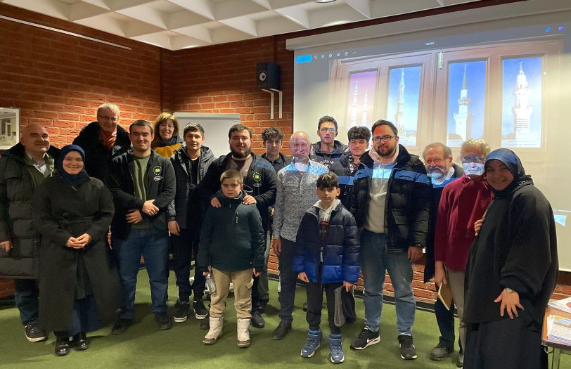 Zwölf Mitglieder der Muslimischen Jugend Röhlinghausen besuchten den Vortrag des Orientreisenden Clemens Schmale über die heilige Stadt Medina.