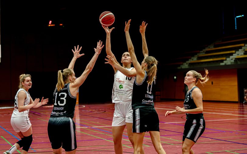 Die Spielerinnen der Metropol Ladies Adna Halilbasic (weißes Trikot, am Ball) und Tetiana Tkachenko (li.) siegten mit ihrem Team gegen den Spitzenreiter BG 89 Avides Hurricanes.