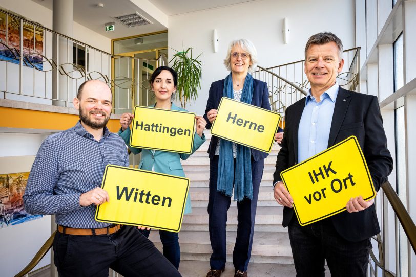 Alle zusammen: Nicola Henning für Herne (2.v.r.), IHK-Hauptgeschäftsführer Michael Bergmann (re.) sowie die Regionalbetreuer Hans Hierweck (li., Witten) und Fatma Yüceoglu (2.v.li., Hattingen).