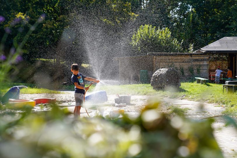 26 Grad und Sonne. Da kommt der Wasserschlauch gerade recht.