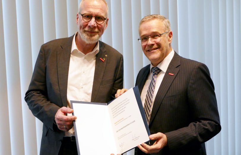 Maik Beckmann (l.) erhält die Auszeichnung von ZDH-Präsident Jörg Dittrich.