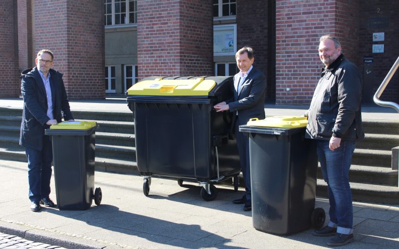 Die neue Wertstofftonne wird ausgeliefert: (v.li.) Carsten Sußmann, Vorstand von Entsorgung Herne, Oberbürgermeister Dr. Frank Dudda und Karlheinz Friedrichs, Verwaltungsratsvorsitzender der Entsorgung begutachten drei Modelle in unterschiedlichen Größen.