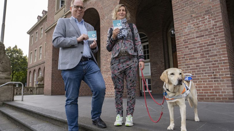 Stellten die neuen Aufkleber für