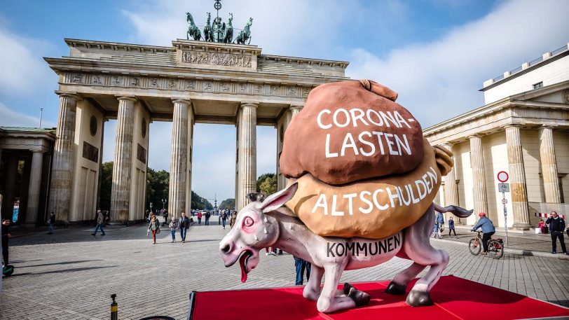 Ein satirischer Wagen mit einem Esel mit den Corona-Lasten und Altschulden auf dem Rücken der Kommunen vom Aktionsbündnis