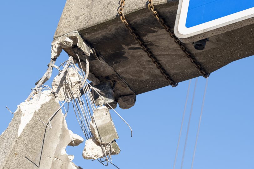 Mühelos durchtrennte die Abbruchzange den Stahlbeton.