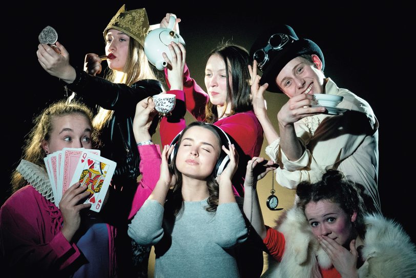Premiere des partizipativen Tanzprojekts Move! 2019 Wonderland mit Schülern aus Gelsenkirchen und der Region.