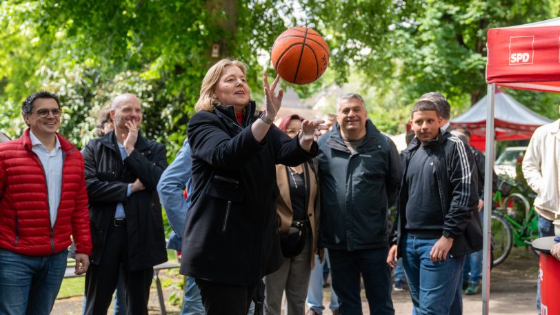 Sitzt der Versuch? Die Bundesarbeitsministerin Bärbel Bas war der politische Stargast beim SPD-Familienfest am Sonntag (25.5.2025) im Park von Schloss Strünkede und versuchte sich nicht nur beim Basketball.