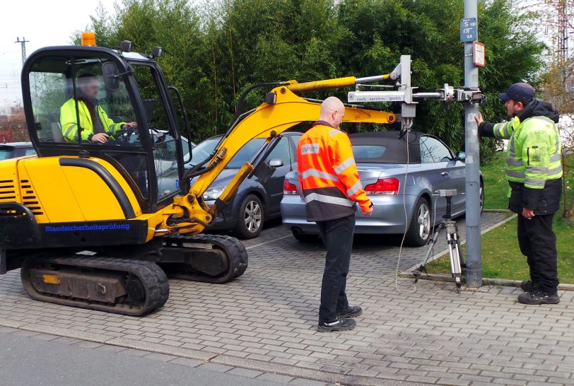 Prüfung der Standsicherheit der Lichtmasten.