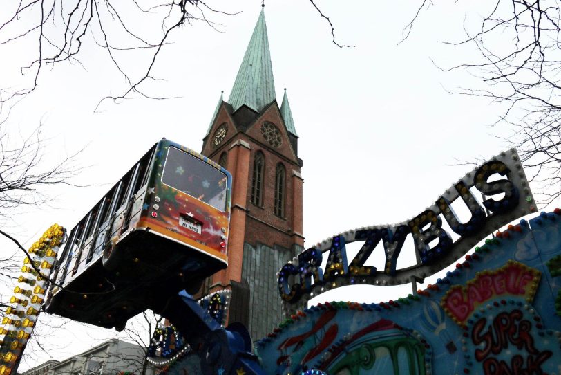 Fahrgeschäft vor der Kreuzkirche. (Archiv)