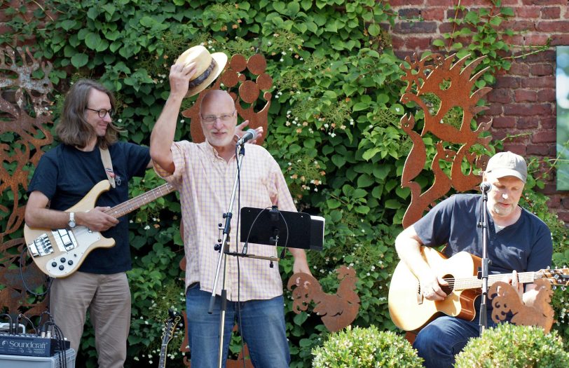 Die Acoustic Ramblers spielen Folk.