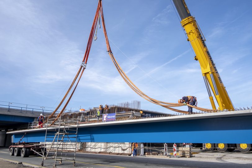 Einschweben von Brückenteilen für den Neubau der Autobahnbrücke der A43 mit der A2 im Autobahnkreuz in Recklinghausen (NW), am Samstag (23.02.2019).