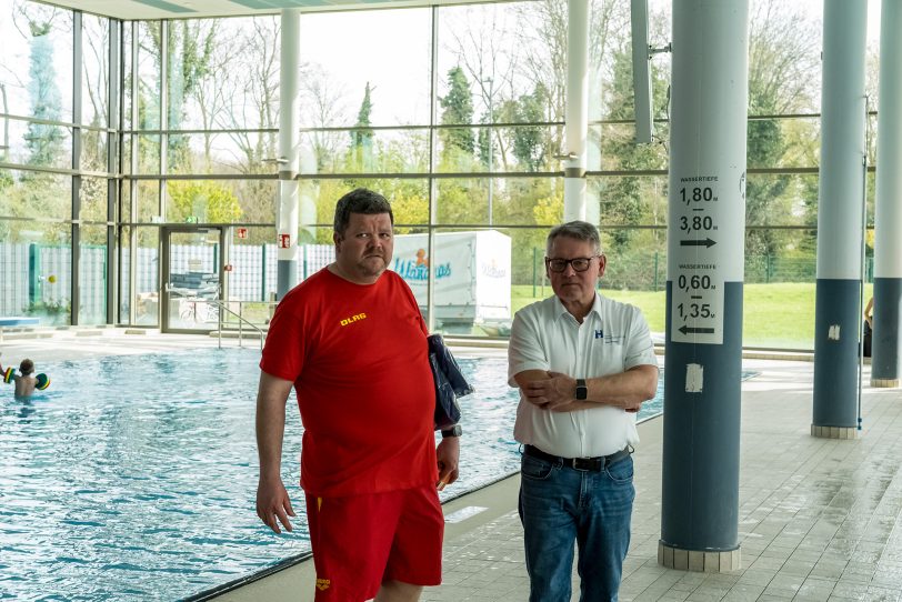 Marcel Altmeyer (stellv. Vorsitzender DLRG Herne, Mitte) spricht mit Lothar Przybyl, Chef der Herner Bädergesellschaft.