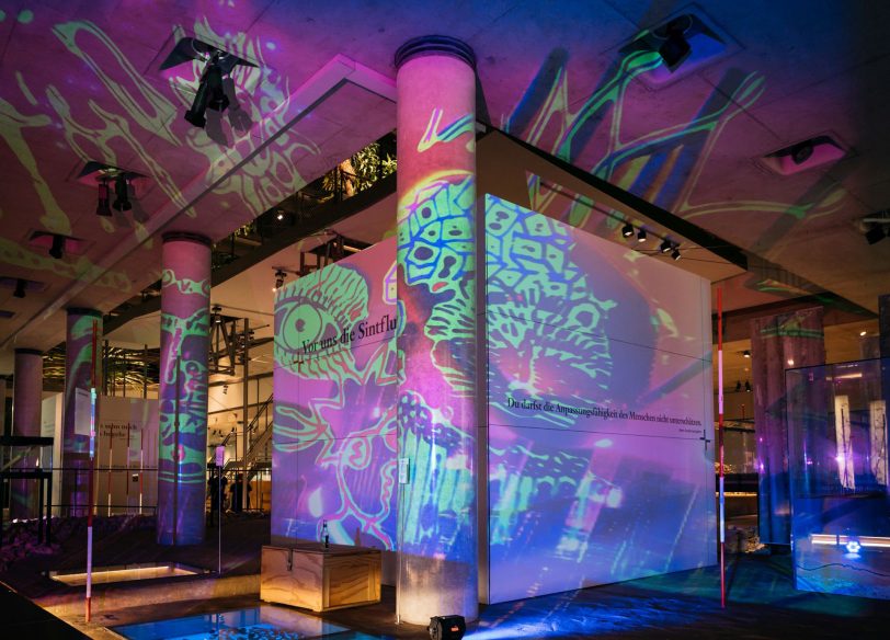 Eine Lichtinstallation lässt die Dauerausstellung des LWL-Museum für Archäologie und Kultur in neuem Licht erstrahlen.