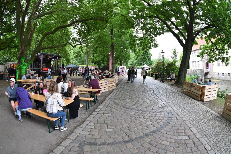 Palettenmöbel, Cocktailbar, Getränkestand und Foodtrucks für die Besucher des Festivals