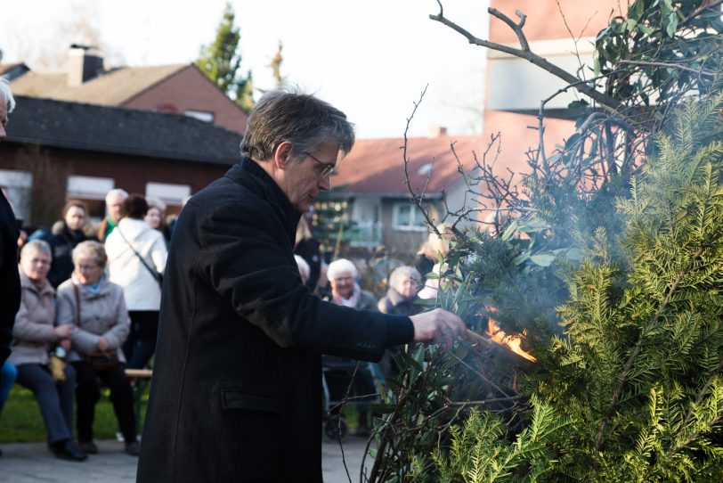 Pfarrer Kurt Blecher beim Osterfeuer 2018.