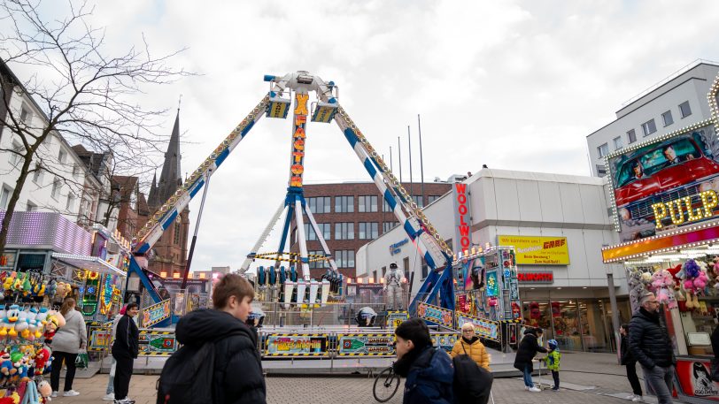 Eindrücke vom Donnerstag (7.3.2024), Eröffnungstag der City-Kirmes Herne in der Innenstadt, zwischen City-Center und Robert-Brauner-Platz.