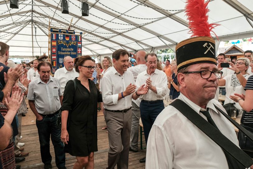 Die Eröffnung der 583.Cranger Kirmes fand bei sengender Hitze im Festzelt - Glück auf Crange - am Freitag (3.8.2018) statt. halloherne-Fotograf Robert Freise hat sich unter den Teilnehmern umgeschaut und diese Fotos mitgebracht.